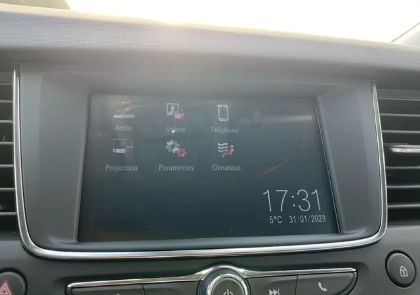 Écran tactile multimédia 7 pouces de l'Opel Crossland noir, affichant les options audio, téléphone et climatisation.