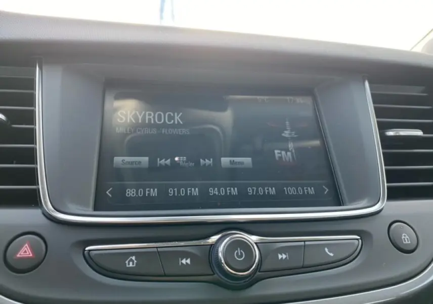 Écran tactile multimédia de l'Opel Crossland 2022 affichant la radio Skyrock, vue intérieure centrale du tableau de bord.
