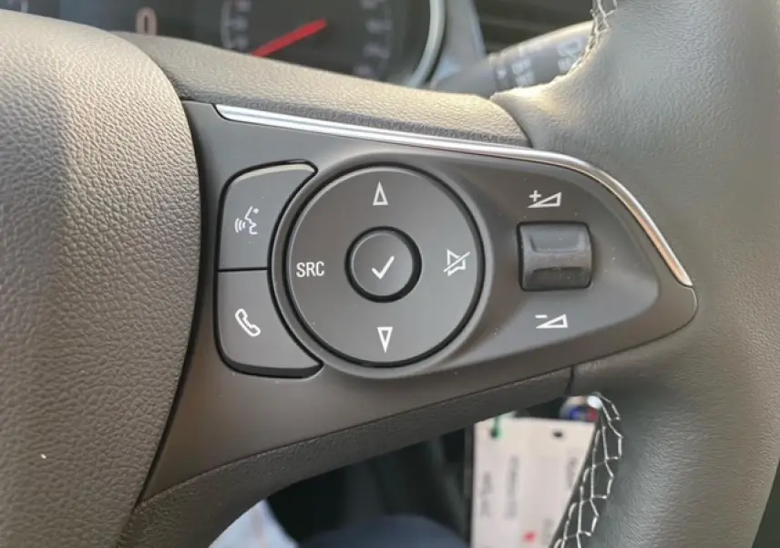 Gros plan sur les commandes audio et téléphone au volant cuir noir de l'Opel Crossland 2022 finition X Elégance.