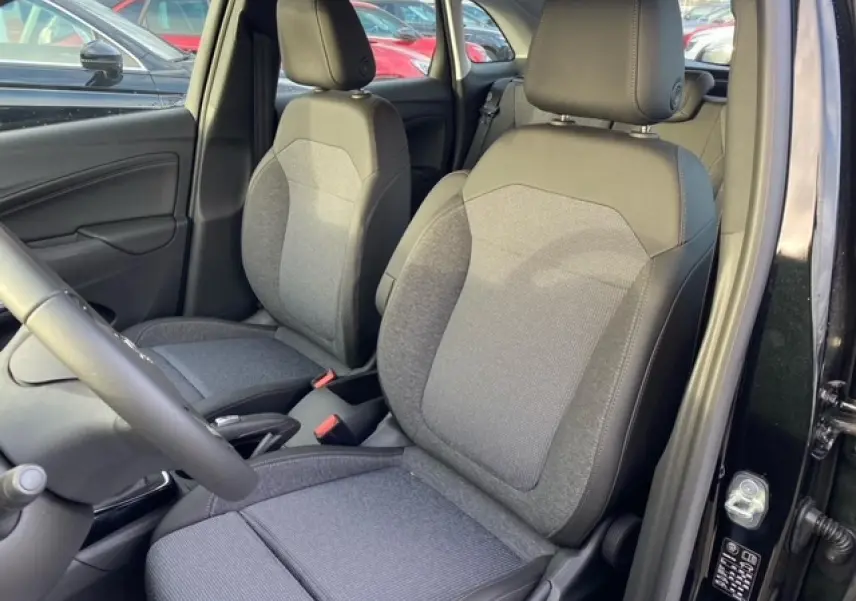 Vue intérieure côté conducteur de l'Opel Crossland noir métal 2022, sièges tissu gris avec appuie-têtes réglables.