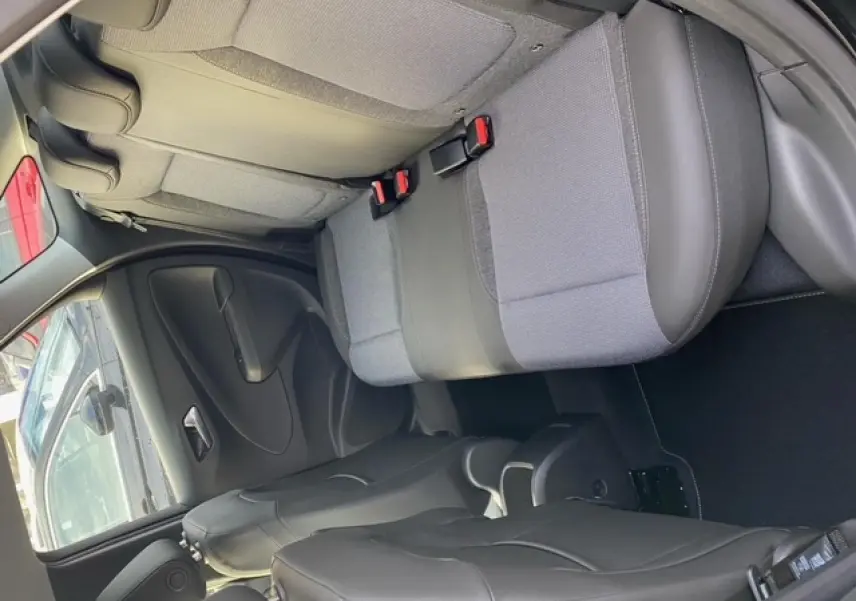 Vue intérieure côté droit de la banquette arrière grise et noire de l'Opel Crossland 2022 noir métal.