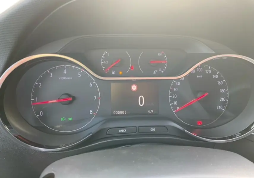 Vue rapprochée du tableau de bord de l'Opel Crossland noir métal 2022, affichant compte-tours et vitesse à zéro.