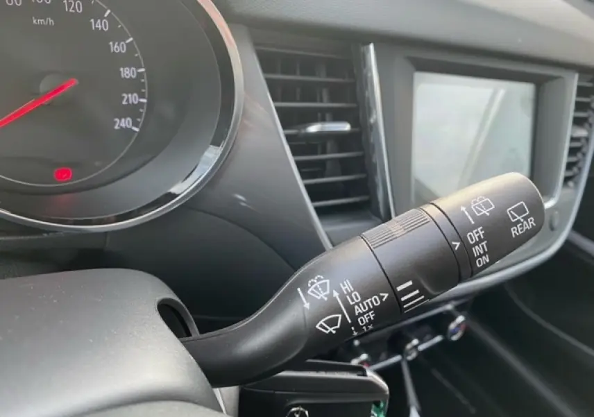 Gros plan sur la commande des essuie-glaces dans l'habitacle de l'Opel Crossland noir métal 2022, côté tableau de bord.