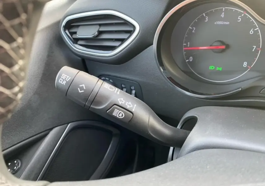 Gros plan sur le commodo gauche et le compte-tours du tableau de bord noir de l'Opel Crossland 2022.