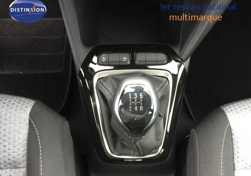 Le levier de vitesses manuel de l'Opel Corsa 2025, entouré de sièges tissu noir et gris, vu en plongée.