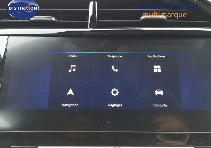 Écran tactile central de la console d'une Opel Corsa 2025, affichant les menus radio, téléphone et navigation.