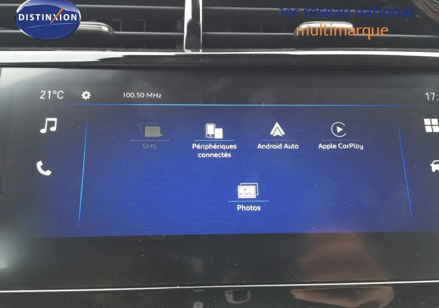 Écran tactile central de la console d'une Opel Corsa 2025, affichant les options Android Auto et Apple CarPlay.