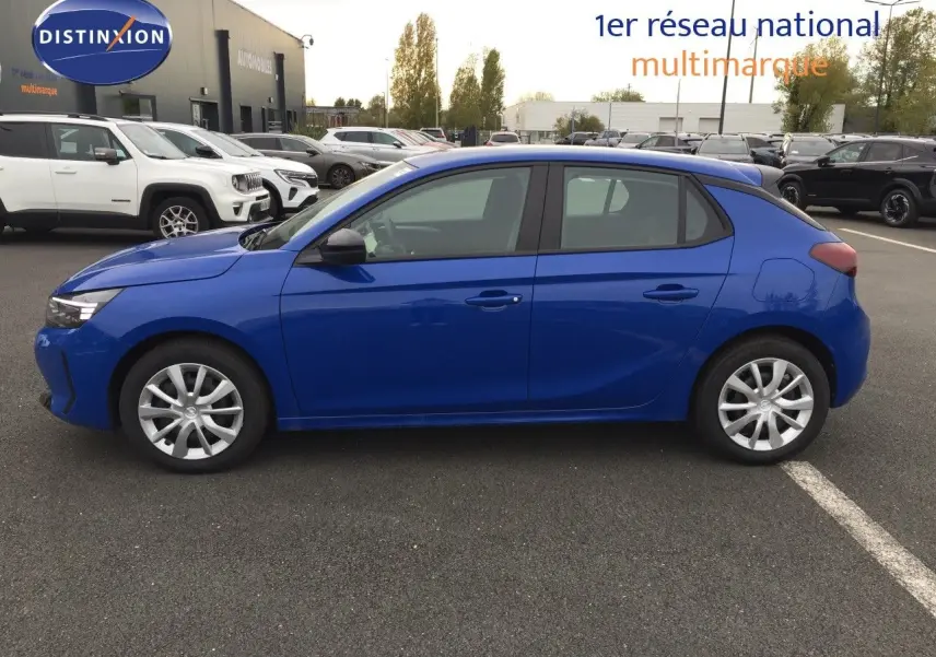 Profil côté gauche d'une Opel Corsa 2025 bleu voltaik métal, compacte à cinq portes sur un parking extérieur.