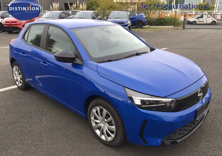 Opel Corsa 2025 bleu Voltaik métal vue 3/4 avant droit avec phares LED et jantes alliage argentées.