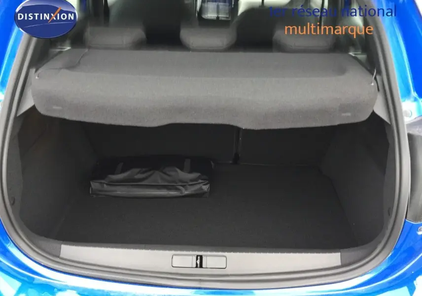 Coffre ouvert d'une Opel Corsa bleu voltaik métal 2025, vue arrière montrant l'espace de chargement et la tablette cache-bagages.