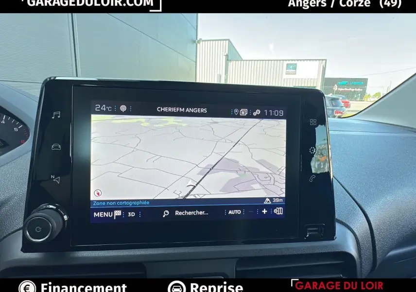 Écran tactile de navigation 10 pouces dans l'habitacle du Peugeot Rifter bleu, vue centrée sur le tableau de bord.