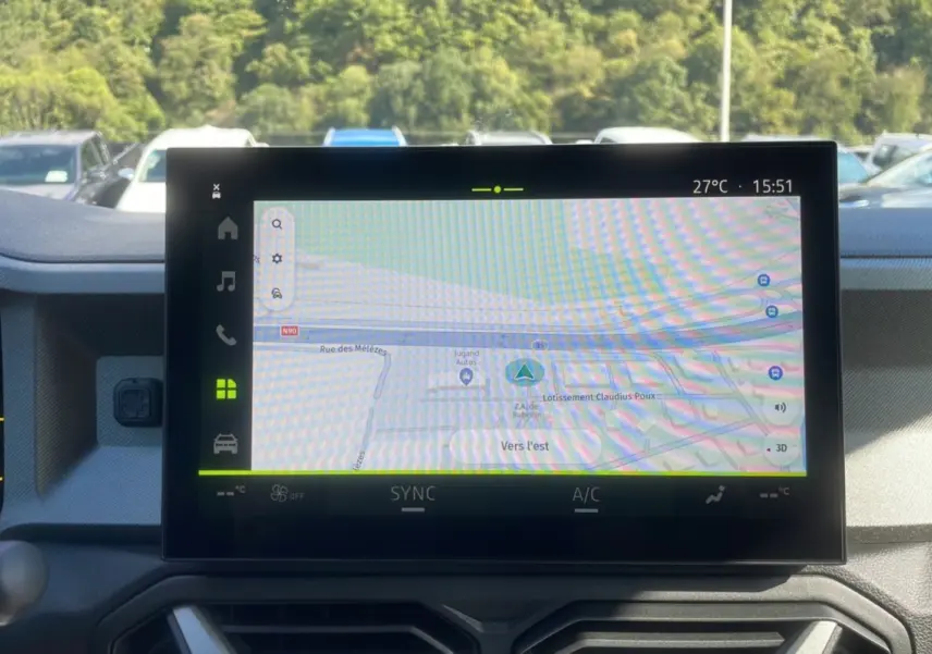 Écran tactile central du tableau de bord du Dacia Bigster Hybrid 155 Journey City affichant la navigation GPS.