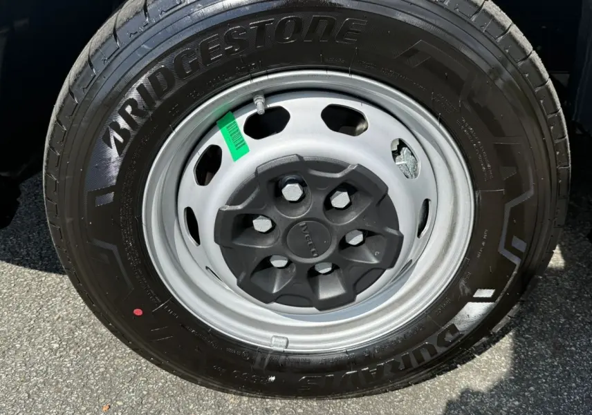 Gros plan sur la roue avant droite du fourgon blanc Iveco Daily 35S18 2026 avec jante acier grise et pneu Bridgestone.