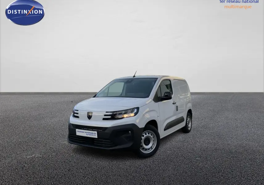 Peugeot Partner Fourgon blanc vu en 3/4 avant droit, avec calandre noire et jantes tôles grises.