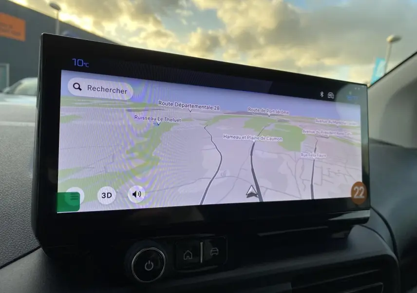 Écran tactile 10 pouces affichant la navigation dans l’habitacle du Peugeot Partner Fourgon blanc, vue de face.