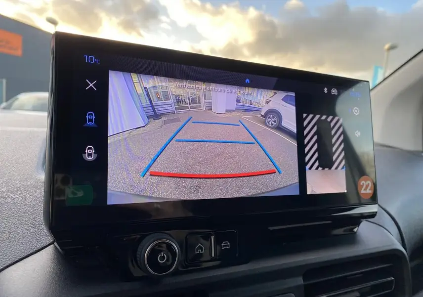 Écran tactile intérieur montrant la caméra de recul et la vision latérale HD du Peugeot Partner Fourgon blanc.