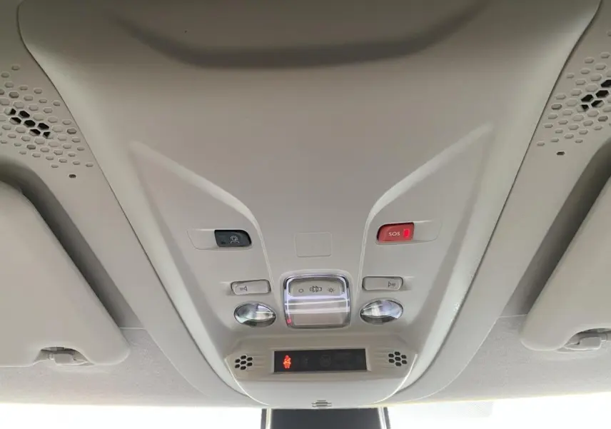 Plafonnier intérieur avec commandes d’éclairage et bouton SOS du Peugeot Partner Fourgon blanc, vue de dessous.