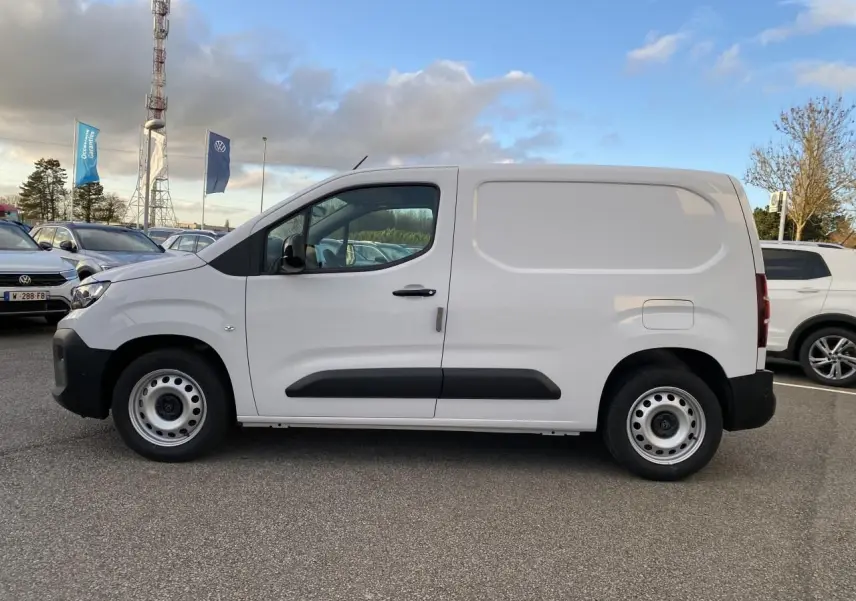 Vue latérale droite d’un Peugeot Partner Fourgon blanc avec porte coulissante et jantes tôles grises.