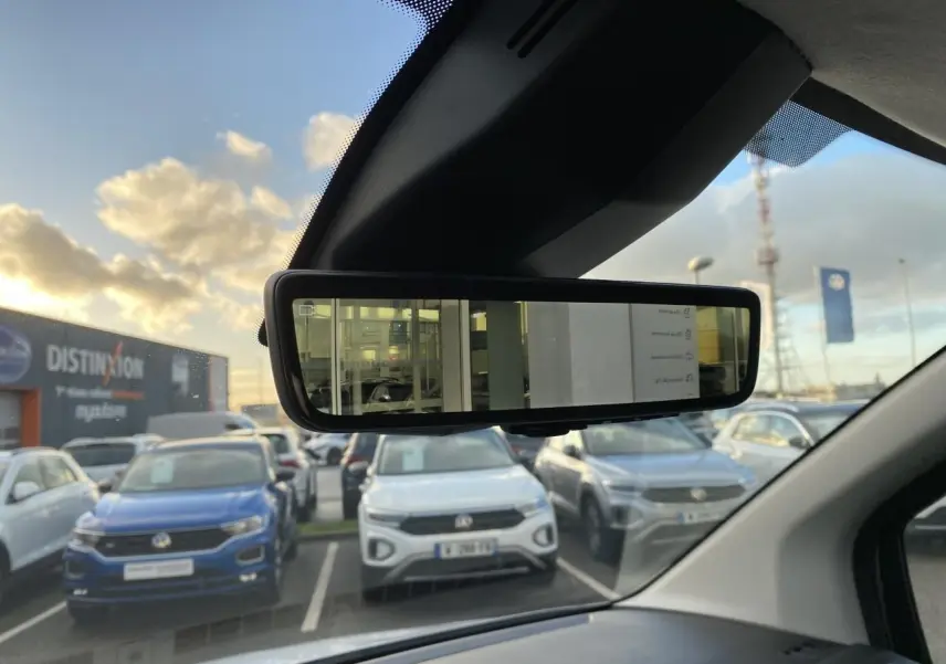Vue intérieure centrée sur le rétroviseur numérique HD du Peugeot Partner Fourgon blanc, avec reflet de l’arrière du véhicule.