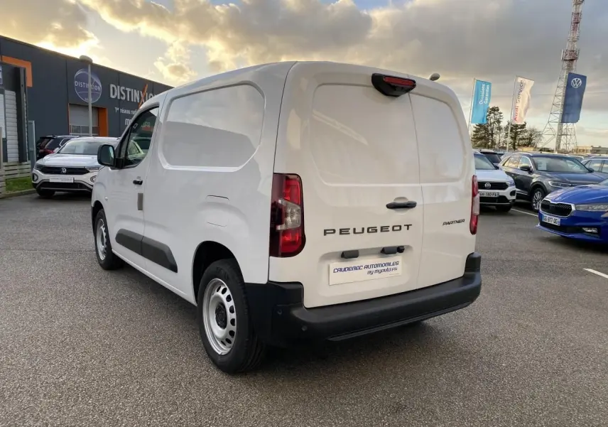 Vue 3/4 arrière droite d'un Peugeot Partner Fourgon blanc avec porte latérale coulissante et jantes tôles grises.