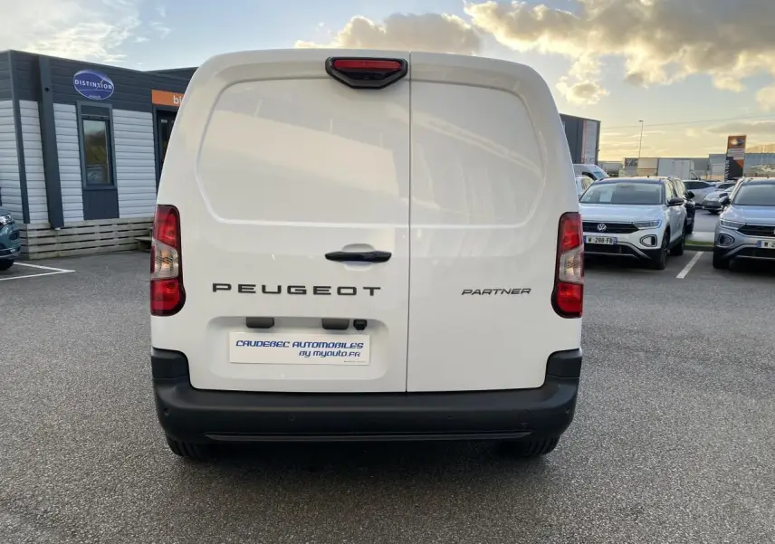 Vue arrière du Peugeot Partner Fourgon blanc 2025 avec portes battantes et feux rouges verticaux.
