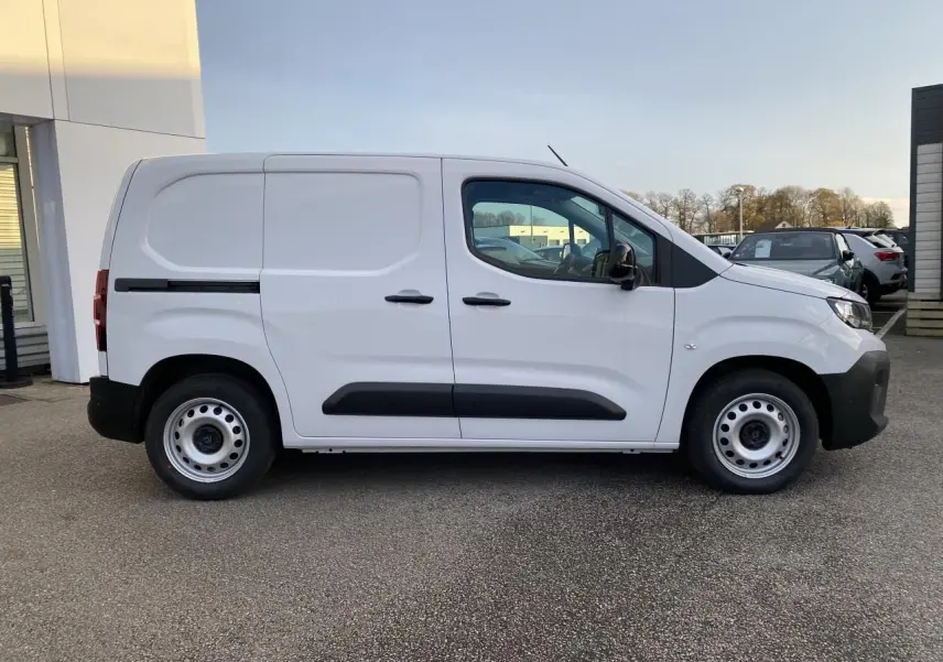 Vue de profil côté gauche d'un Peugeot Partner Fourgon blanc avec portes latérales et jantes tôles grises.