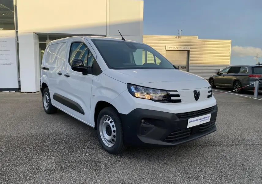 Peugeot Partner Fourgon blanc vu en 3/4 avant droit, avec bouclier noir et jantes tôles grises.