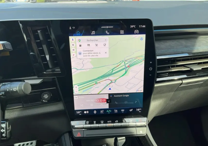 Vue rapprochée de l’écran tactile central vertical du tableau de bord du Renault Austral 2026 avec interface GPS affichée.