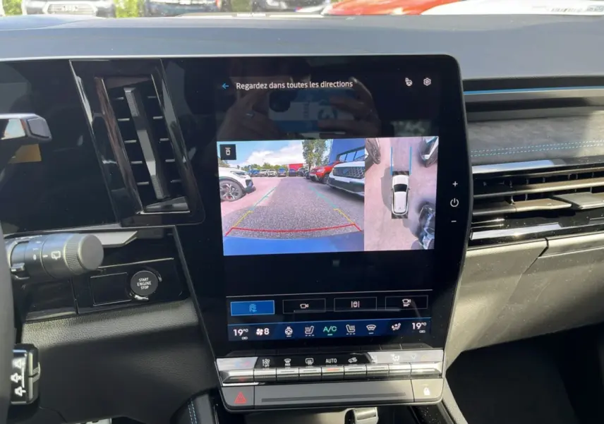 Écran tactile central affichant la caméra de recul et vue 360 dans l’habitacle du Renault Austral gris schiste toit noir.