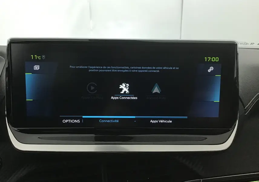Écran tactile central du tableau de bord du Peugeot 2008 électrique 2022 affichant les options de connectivité et apps véhicule.
