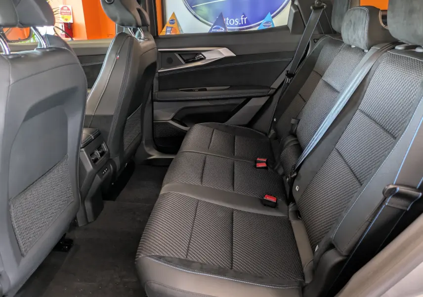 Vue intérieure arrière droite du Renault Espace VI hybride, sièges tissu et Alcantara charbon avec surpiqûres bleues