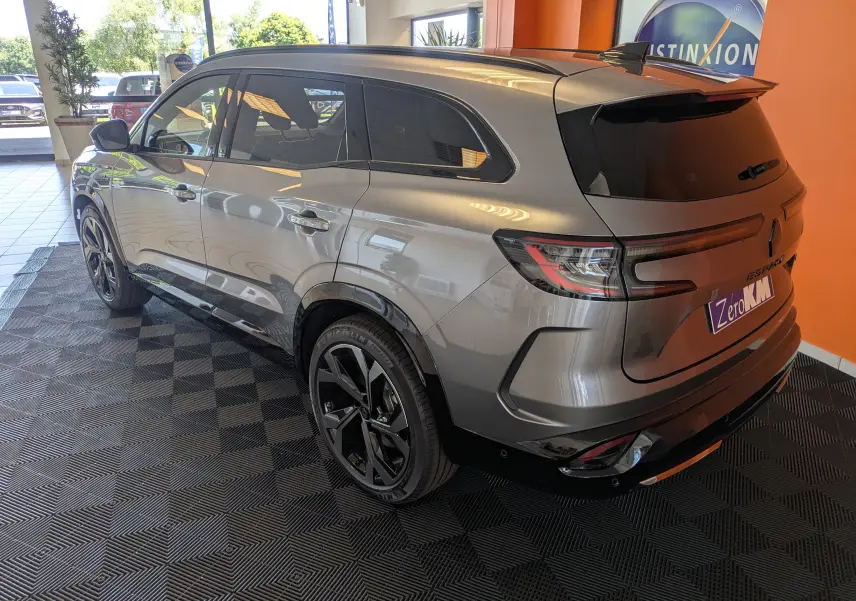 Renault Espace VI gris schiste en 3/4 arrière droit, jantes alliage 20'' Daytona et vitres arrière surteintées.