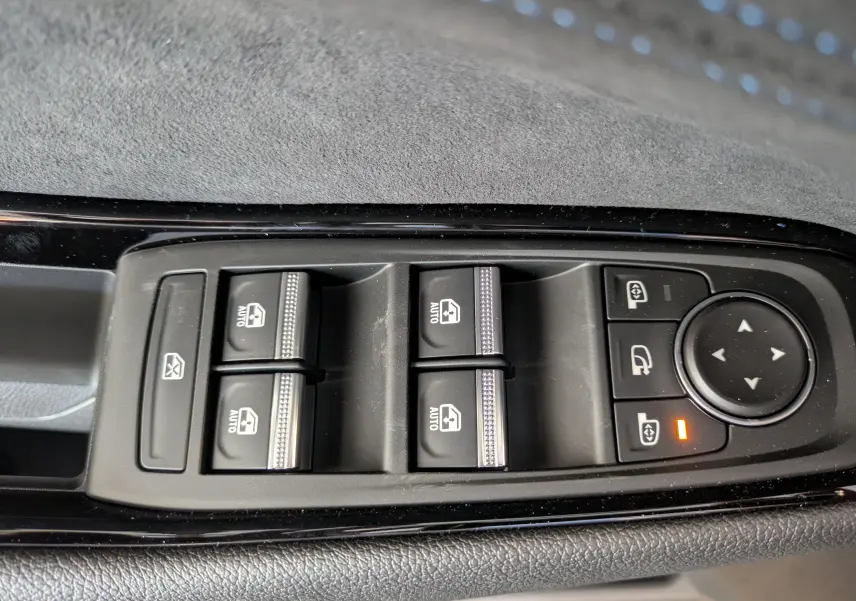 Panneau de commandes des vitres et rétroviseurs sur la porte côté conducteur du Renault Espace VI gris schiste.