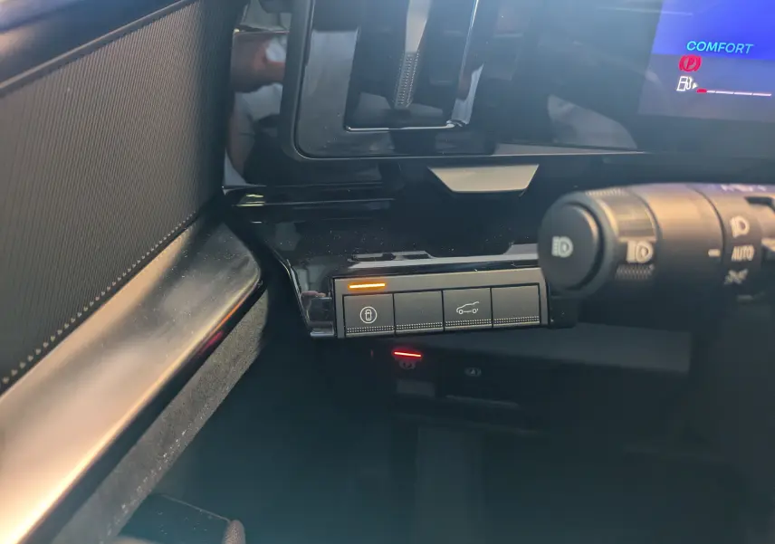 Détail des commandes intérieures côté gauche du tableau de bord du Renault Espace VI gris schiste, version hybride 2025.