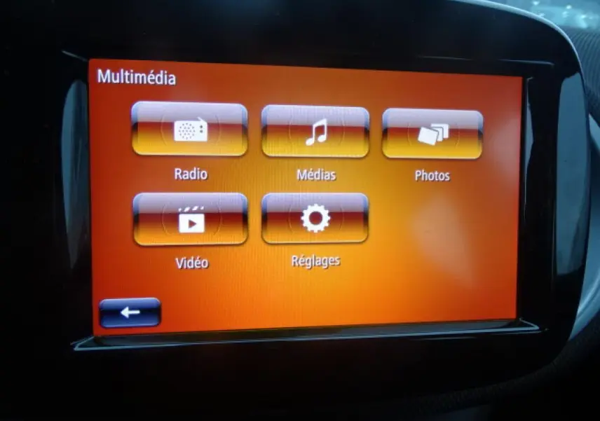 Écran tactile multimédia orange du système smart EQ forfour Electric Drive Prime, intérieur noir visible autour.