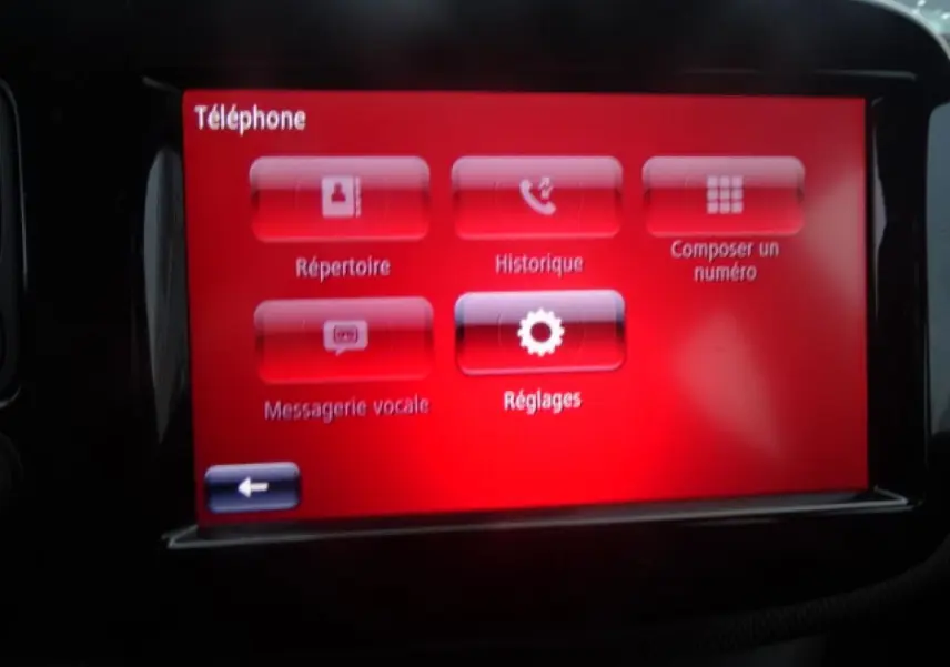 Écran tactile rouge du système multimédia du Smart Forfour Electric Drive Prime, affichant le menu téléphone avec options.