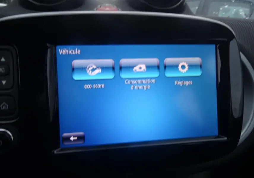 Écran multimédia bleu affichant les options éco score, consommation d'énergie et réglages dans une Smart Forfour électrique blanche.