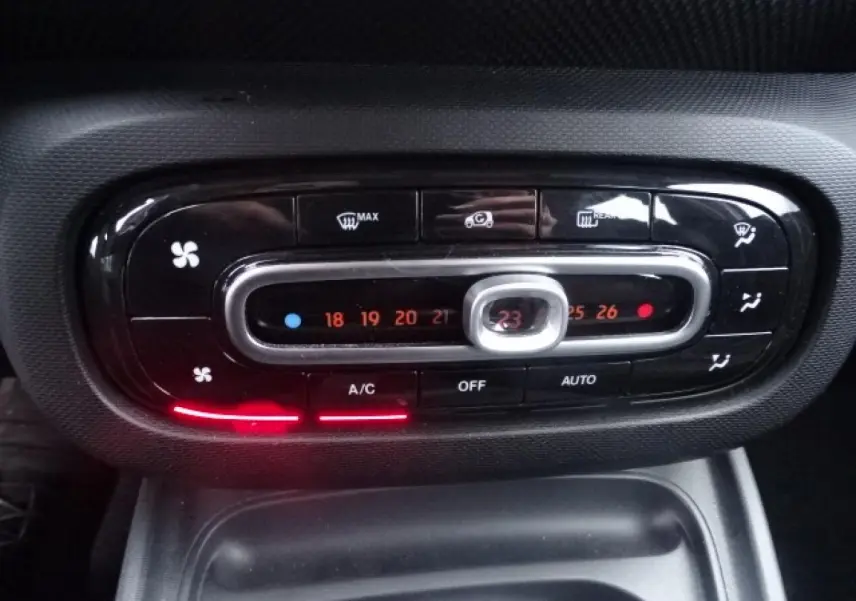 Panneau de commande de climatisation noir brillant du Smart Forfour électrique, avec affichage digital rouge et boutons tactiles.