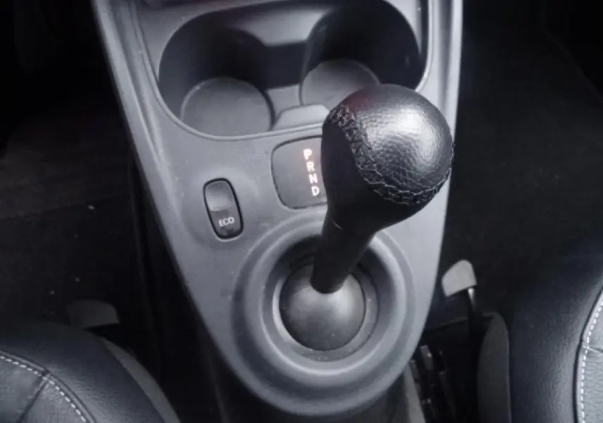 Le levier de vitesses automatique en cuir noir de la Smart Forfour Electric Drive Prime, vue plongeante intérieure.