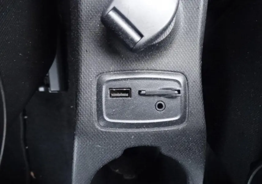 Gros plan sur les prises USB et carte SD dans l'habitacle noir de la Smart Forfour Electric Drive Prime 2018.