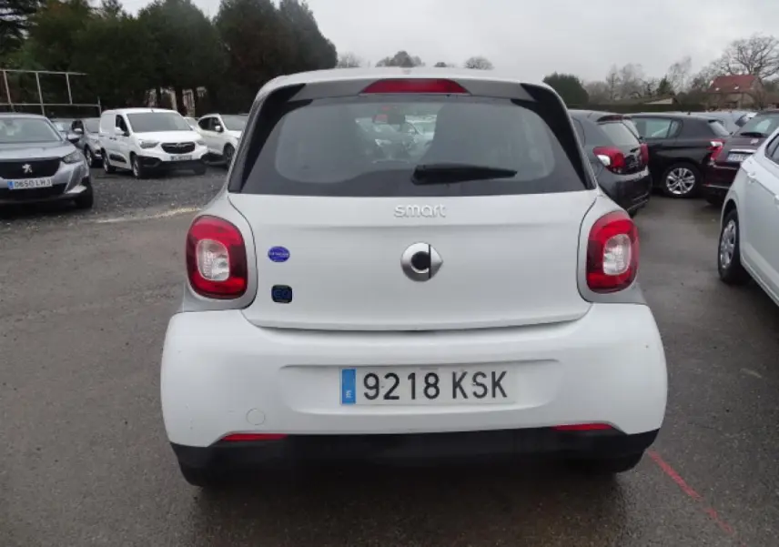 Vue arrière d'une Smart Forfour électrique blanche avec logo smart EQ et plaque d'immatriculation espagnole.