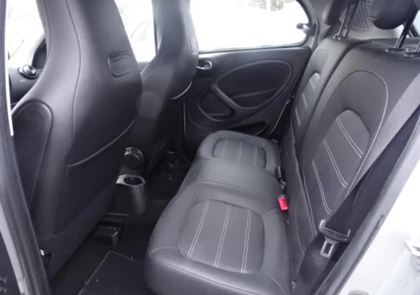Vue intérieure côté droit des sièges arrière en cuir noir de la Smart Forfour Electric Drive Prime blanche de 2018.