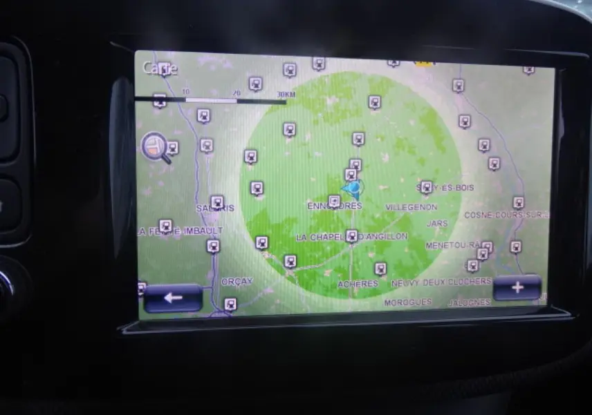Écran tactile du système de navigation de la Smart Forfour Electric Drive Prime, affichant une carte en mode GPS.