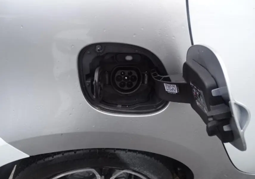 Prise de recharge ouverte côté arrière droit d'une Smart Forfour Electric Drive Prime blanche, montrant la borne de connexion.