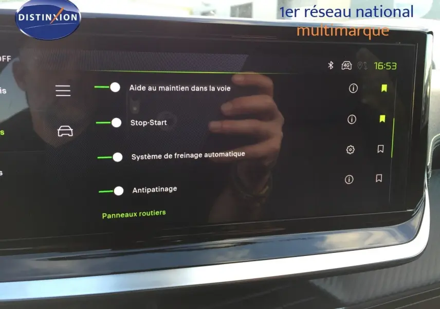 Écran tactile central affichant les aides à la conduite dans l'habitacle d'une Peugeot 208 gris Artense métal.
