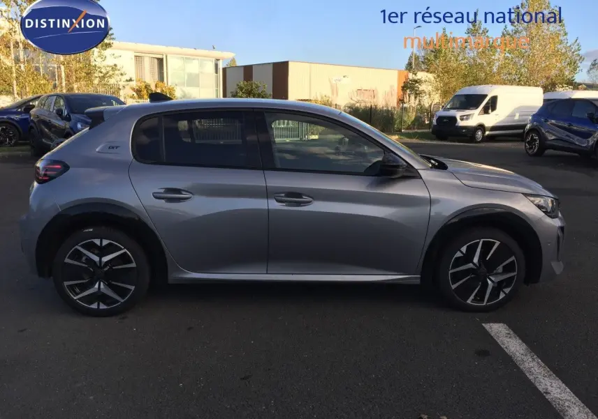 Profil côté gauche d'une Peugeot 208 GT 2025 gris Artense métal avec jantes noires et détails sportifs visibles.