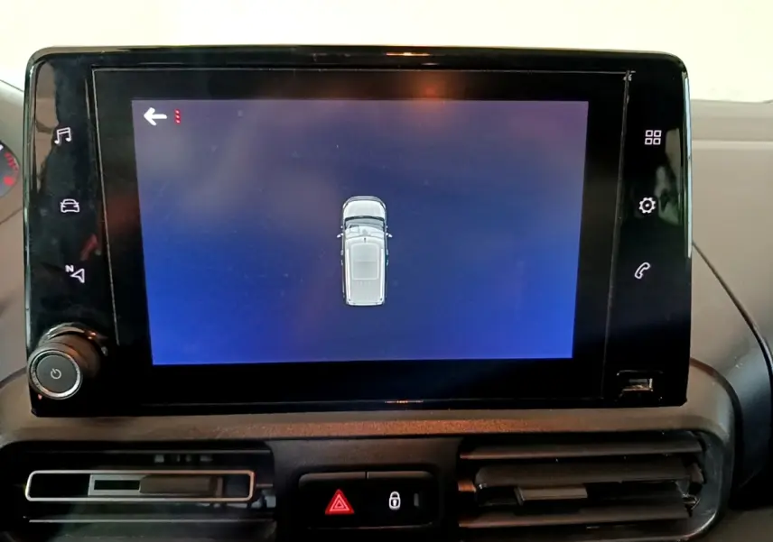 Écran tactile central du Peugeot Rifter BlueHDi 100 Allure 2019 montrant une vue du véhicule en haut.