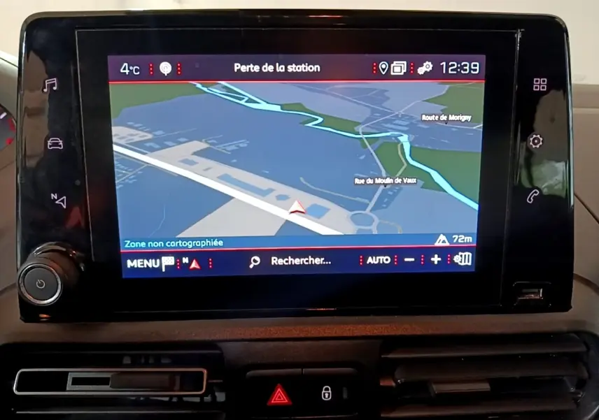 Écran tactile central du tableau de bord du Peugeot Rifter marron, affichant la navigation GPS en gros plan.