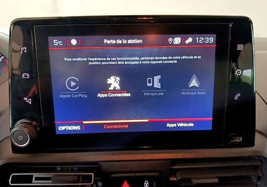 Écran tactile central du Peugeot Rifter BlueHDi 100 Allure 2019 affichant les options Apple CarPlay et Android Auto.