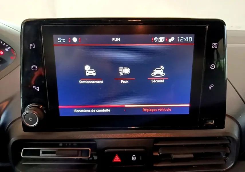 Écran tactile central du tableau de bord du Peugeot Rifter BlueHDi 100 Allure 2019 affichant les réglages véhicule.